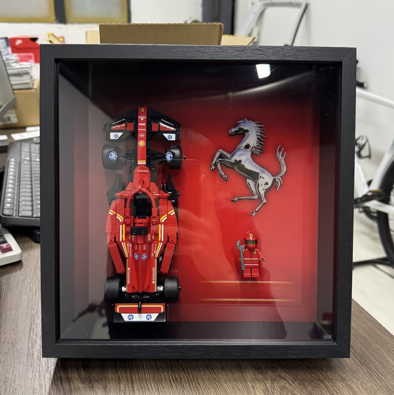 Model Kit F1 - Panel de Exhibición para Pared Compatible